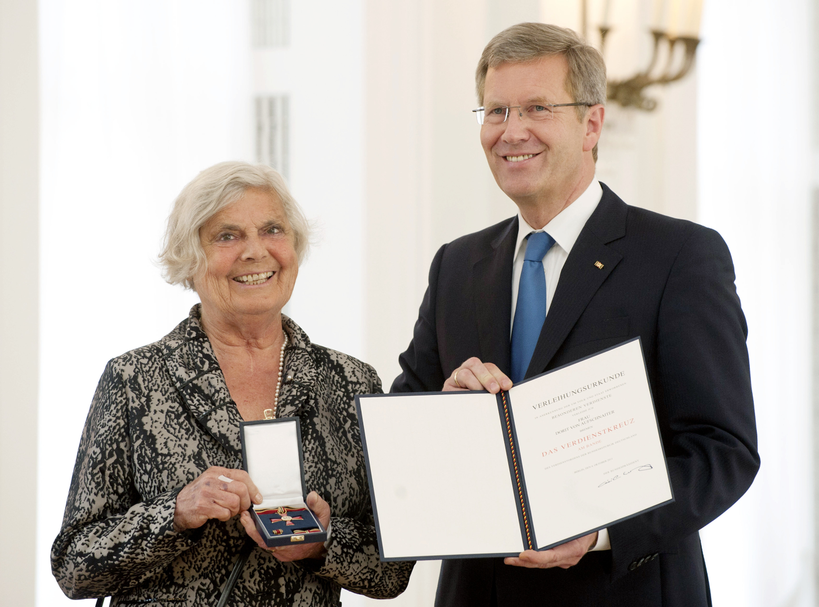 Verleihung des Bundesverdienstkreuzes an Dorit von Aufschnaiter