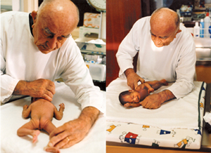 Prof. Dr. Václav Vojta bei der Behandlung eines Frühgeborenen